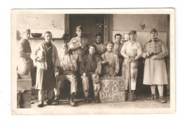 Carte Photo Militaria  67 STRASBOURG ( Cachet Photographe ) Groupe De Soldats 88 Au Jus - Characters