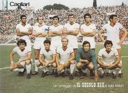 DOC2) CAGLIARI FORMAZIONE 1976 CON FIRME A STAMPA AL RETRO SECOLO XIX CALCIO FOOTBALL FORMATO 22 X 16 Cm GIGI RIVA - Autografi