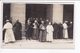 CARTE PHOTO ( Personnages Religieux Devant Un édifice- Postée De Caen Calvados) - Andere
