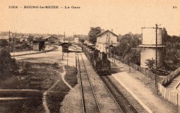 92 BOURG LA REINE LA GARE ANIMEE  TRAIN EN GARE LOCOMOTIVE ET CHATEAU D' EAU - Bourg La Reine