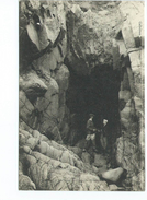 Primel La Grande Grotte De La Crevasse Collection Villard Quimper Carte Animée Deux Hommes - Primel