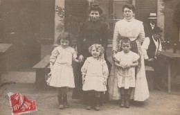 REGNY -  Un Groupe Posant Devant Un Café ( Carte-photo ) - Other & Unclassified