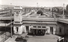 91 JUVIZY LA GARE SORTIE PRINCIPALE ANIMEE VIEILLE AUTO CARTE PHOTO DENTELEE - Juvisy-sur-Orge