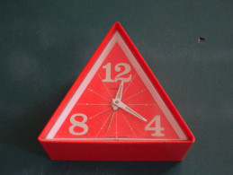 Réveil Plastique Orange Marque Kaiser, West Germany, Allemagne De L'Ouest, Vintage Années 1970, Ne Fonctionne Pas - Alarm Clocks