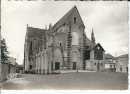 44 - BOUSSAY - Belle Vue De La Place Et De L'Eglise - Boussay