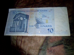 Billet De Banque De Tunisie De 10 Dinars Ayant Circule B.état BE Annèe 2005 - Tunisie