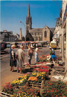 -ref-T367- Finistere - Landivisiau -  Jour D Emarche Sur La Place D El Eglise - Marches - Monument Aux Morts - - Landivisiau