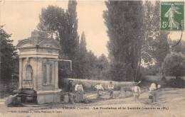 85 - VENDEE / Thiré - La Fontaine Et Le Lavoir - Animée - Otros Municipios