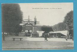 CPA - Métier Marchands Ambulants Marché Sur La Place LA ROCHE-S/YON 85 - La Roche Sur Yon