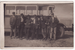 Carte Postale Photo BUS-AUTOBUS-CAR-CAMION-VOITURE-TRANSPORT Groupe  De Contrôleurs Avec Képis - Autobús & Autocar