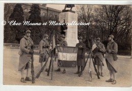 METZ - 151 EME REGIMENT - DRAPEAU HONNEUR ET PATRIE - DEVANT MONUMENT DES POILUS - MOSELLE - CARTE PHOTO - Guerra 1914-18