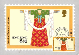 HONG-KONG CARTE MAXIMUM NUM. YVERT 521 COSTUMES CHINOIS HISTORIQUE - Cartes-maximum
