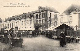 56....MORBIHAN.....MUZILLAC...LA PLACE PRINCIPALE UN JOUR DE MARCHE........‹(•¿•) - Muzillac