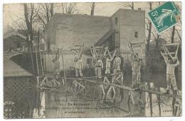 CPA TRES ANIMEE L'ILE ST DENIS, JOLIE ANIMATION, CONSTRUCTION DE PASSERELLES PAR LES SOLDATS, SEINE SAINT DENIS 93 - L'Ile Saint Denis