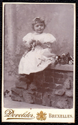 PHOTO CDV ANONYME - CHARMANTE PETITE FILLE AVEC POUPEE DE CHIFFON -  MODE NAPOLEON III - CABINET DEVOLDER BRUXELLES - Alte (vor 1900)