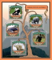 Guinea Bissau. 2016 Endangered Animals. (705a) - Gorillas