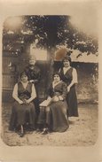 Photo Originale Famille - Belle Photo De Famille Entre Femmes - Une Mère Et Ses 3 Filles à La Ressemblance Frappante - Anonieme Personen