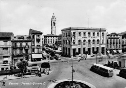 05086 "PESCARA - PIAZZALE STAZIONE C." ANIMATA, AUTOBUS, DISTRIBUTORE. CART.  SPED. 1954 - Pescara