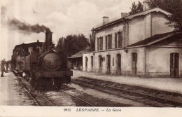 33 LESPARRE  LA GARE BELLE ANIMATION ARRIVEE DU TRAIN GROS PLAN LOCOMOTIVE - Lesparre Medoc