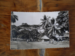 Guinee Conakry Cases Indigenes Sur La Carniche 1961 - Guinée