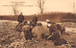 Gien        45       Types Et Curiosités    Chercheurs D'escarbilles Sur Les Cassons De La Faïencerie  (voir Scan) - Gien