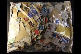 KILOWARE A 1kg Bag With An All World "On Paper" Mix With Much GB Seen. (Guess 5000+ Stamps) For More Images,... - Autres & Non Classés