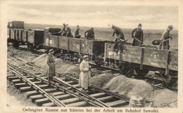 T2 Suwalki, Gefangene Russen Aus Siberien Bei Der Arbeit Am Bahnhof / Russian POWs Working At The Railway Station - Unclassified