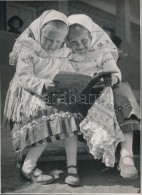 Balogh Rudolf (1879-1944): Olvasó Kislányok Népviseletben, Jelzetlen Fotó, 23,5x17,5 Cm - Autres & Non Classés