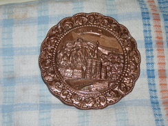 ANCIENNE PLAQUE REGULE ASPECT CUIVRE DINAND DIAMETRE 12 Cm - Otros & Sin Clasificación