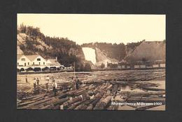 MONTMORENCY - LES CHUTES MONTMORENCY À L'ARRIÈRE PLAN ET MONTMORENCY MILLS  MOULIN À SCIE AU PIED DE LA CHUTE  VERS 1900 - Cataratas De Montmorency