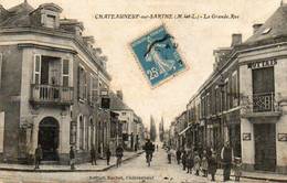 CPA - CHATEAUNEUF-sur-SARTHE (49) - Aspect De La Grande Rue Très Animée En 1920 - Chateauneuf Sur Sarthe