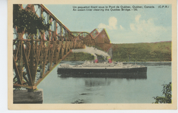 CANADA - QUEBEC - Un Paquebot Filant Sous Le Pont De QUEBEC - Québec - Les Rivières