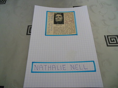 AUTOGRAPHE DÉDICACÉ ET AUTHENTIQUE DE NATHALIE NELL SUR COUPURE DE PRESSE COLLÉE SUR CARTON BRISTOL (15 X 21 Cm) - Schauspieler Und Komiker