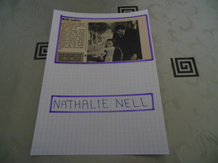 AUTOGRAPHE DÉDICACÉ ET AUTHENTIQUE DE NATHALIE NELL SUR COUPURE DE PRESSE COLLÉE SUR CARTON BRISTOL (15 X 21 Cm) - Acteurs & Toneelspelers