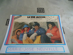 AUTOGRAPHE DÉDICACÉ ET AUTHENTIQUE DE MARIE-JOSÉ NEUVILLE SUR COUPURE DE PRESSE COLLÉE SUR CARTON BRISTOL (15 X 21 Cm) - Schauspieler Und Komiker