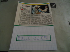 AUTOGRAPHE DÉDICACÉ ET AUTHENTIQUE DE BULLE OGIER SUR COUPURE DE PRESSE COLLÉE SUR CARTON BRISTOL (15 X 21 Cm) - Acteurs & Toneelspelers