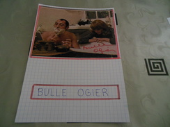 AUTOGRAPHE DÉDICACÉ ET AUTHENTIQUE DE BULLE OGIER SUR COUPURE DE PRESSE COLLÉE SUR CARTON BRISTOL (15 X 21 Cm) - Actors & Comedians