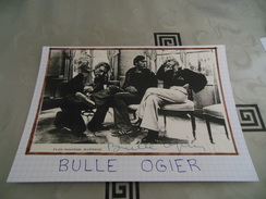 AUTOGRAPHE DÉDICACÉ ET AUTHENTIQUE DE BULLE OGIER SUR COUPURE DE PRESSE COLLÉE SUR CARTON BRISTOL (15 X 21 Cm) - Acteurs & Toneelspelers