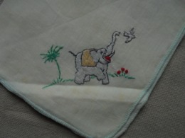 Ancien - Petit Mouchoir De Bébé Broderie "Eléphant" - Taschentücher