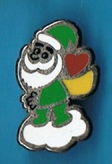 PIN´S //   ** PÈRE NOËL VERT ** SAINT NICOLAS ** SECOURS POPULAIRE ** - Kerstmis