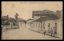 INHAMBANE - Rua Mouzinho De Albuquerque.   ( Ed. J. Pestonjee) Carte Postale - Mosambik
