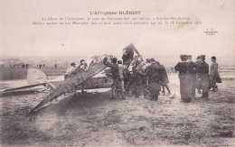 CP " L'Aéroplane BLÉRIOT " La Chute De Le Jour Du Concours Issy Les Moulineaux, Blériot Sortant De Son Monoplan Sain Et - Ongevalen