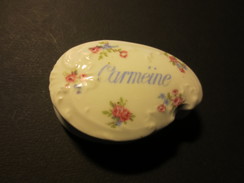 Boite En Porcelaine De Limoges Ancienne - Carmeïne -  G . Prunier - 110 Rue De Rivoli - Paris - TBE - - Cajas/Cofres