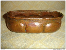 Ancien Petit Cache Pot Ovale En Cuivre Rouge, Martelage Fait à La Main En Cuivre Epais (15-1287) - Cobre