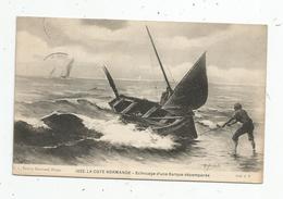 Cp , Bateaux , Bateau De Pêche , LA COTE NORMANDE , échouage D'une Barque Désemparée , Signée , Voyagée 1908 - Pêche