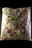 KILOWARE An ALL WORLD "off Paper" I Kg+ Mixture In A Film Fronted Bag. A Great Lot To Sort Through During The... - Sonstige & Ohne Zuordnung