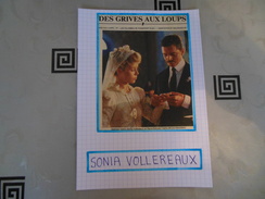 AUTOGRAPHE DÉDICACÉ ET AUTHENTIQUE DE SONIA VOLLEREAUX SUR COUPURE DE PRESSE COLLÉE SUR CARTON BRISTOL (15 X 21 Cm) - Acteurs & Toneelspelers