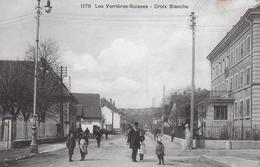 LES VERRIÈRES → Croix Blanche Mit Vielen Passanten, Ca.1910 - Les Verrières