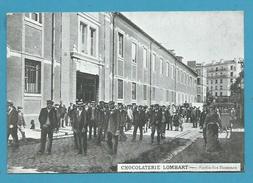 CPA Métier Sortie De Ouvriers Hommes De L'Usine CHOCOLATERIE LOMBART - Straßenhandel Und Kleingewerbe