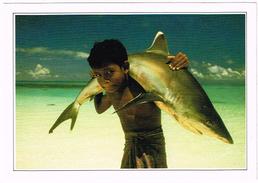 T1475 Maldive - Bambino Con Squalo Pinna Bianca - Cartolina Con Legenda Descrittiva / Non Viaggiata - Asia